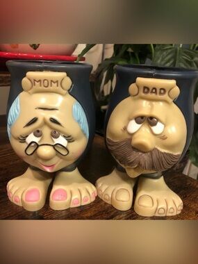 JSNY Ma & Dad Vintage Lightweight Plastic Mug Set 70s Era 3D Ugly Faces Toe Base